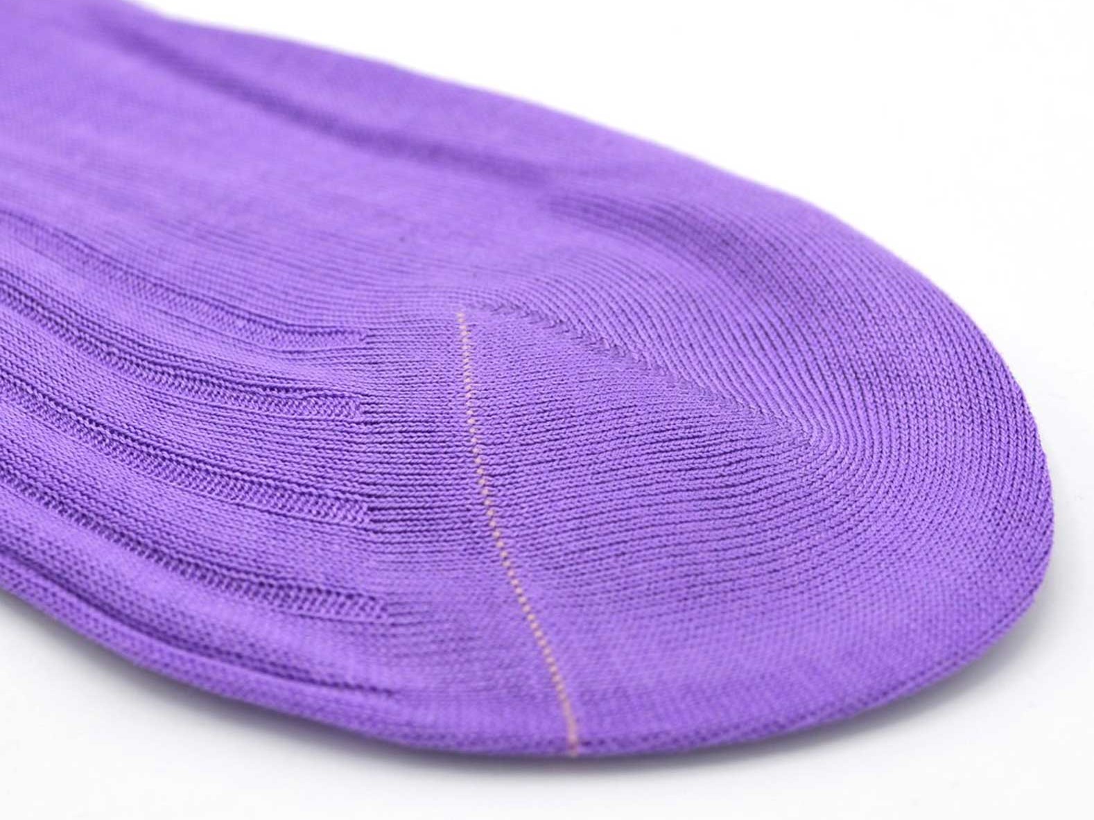 chaussettes-montantes-mi-bas-mauve-améthyste-prune-en-pur-fil-d'écosse-remaillées-à-la-main-pour-homme